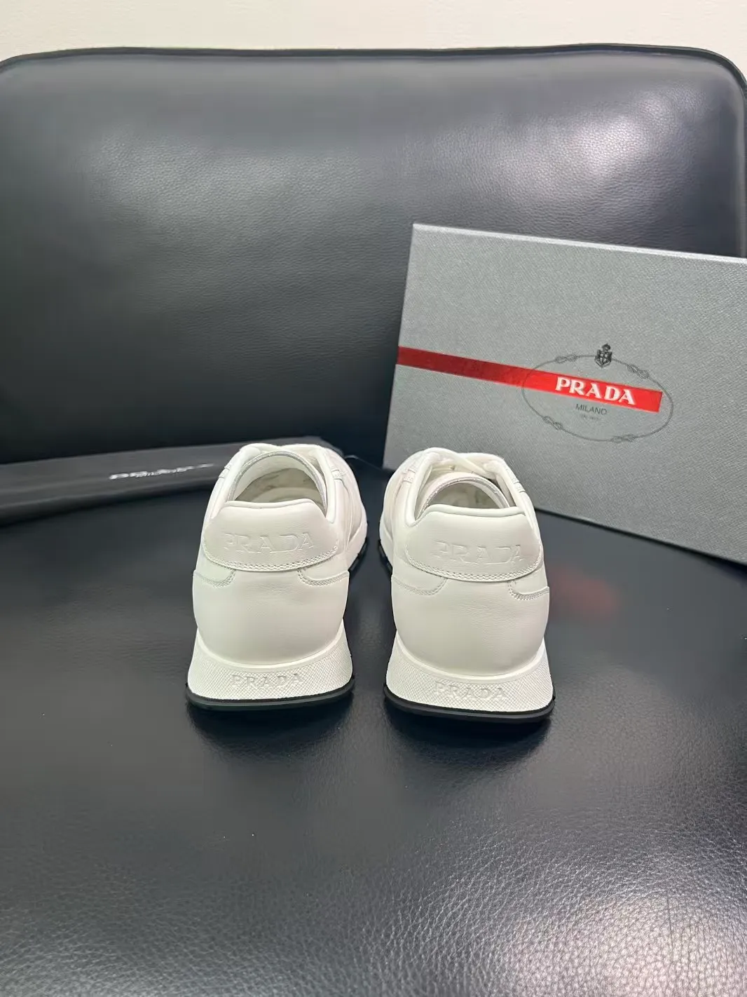 P440 Yuan 38-45 Prada Prada’s new men’s leather sneakers, the highest version on the market, any comparison is welcome🆚! The original leather has excellent texture and is super high-end! Fetal sheep net lining imported from Italy, removable pad! Luxurious materials and fine workmanship, highly recommended!